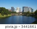 桜田濠と丸の内のビル群