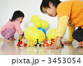 木のおもちゃで遊ぶ男の子