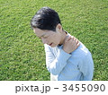 肩をさするシニア女性　アップ