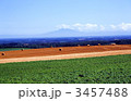 斜里岳のシルエットとストライプ模様の畑