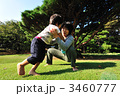芝生の上で相撲１