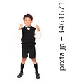 ガッツポーズをする男の子