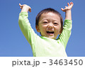 大はしゃぎする子供