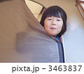 テントから顔を出す