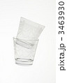 レリーフの入ったコップ
