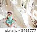 お座りしている幼児