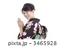 合掌する女性