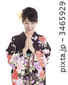 合掌する女性