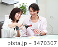 ワインを飲む夫婦