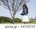 桜の前にたち、振り返る女性 桜の前にたち、振り返る女性