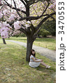 桜の下に座る女性 桜の下に座る女性
