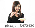 ケーキを食べる女性