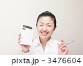 売り上げを喜ぶ女性