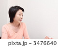相談するシニア女性
