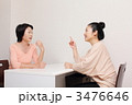 会話する女性