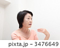 会話するシニア女性
