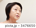 真剣に会話するシニア女性