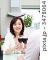 ワインを飲む夫婦