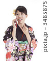 携帯電話をかける女性