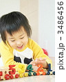 木のおもちゃで遊ぶ男の子