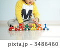 木のおもちゃで遊ぶ男の子