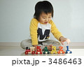 木のおもちゃで遊ぶ男の子
