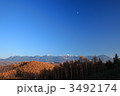 唐松の黄葉と月と十勝岳連峰