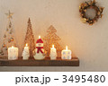 壁に飾り付けたクリスマスグッズとキャンドル
