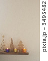 壁に飾り付けたクリスマスグッズとキャンドル