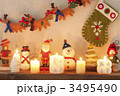 壁に飾り付けたクリスマスグッズとキャンドル