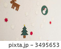 壁に飾り付けたクリスマスの飾り