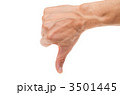 親指を下に向けたNGの手