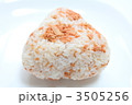 炊きたてご飯の鮭おにぎり