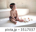 裸でお座りしている赤ちゃん
