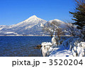 しぶき氷と磐梯山（猪苗代湖の天神浜）