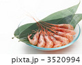 ガラスの皿に盛った甘エビ