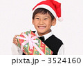 プレゼントを持つ男の子