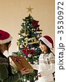 母親からクリスマスプレゼントを受け取る女の子