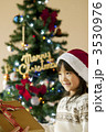 クリスマスプレゼントを受け取る女の子