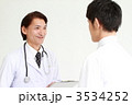 医療スタッフと談笑する医師