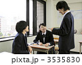休み時間 笑顔で会話をする高校生たち