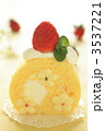 素材ナンバー 3537221 : 「苺のロールケーキ」