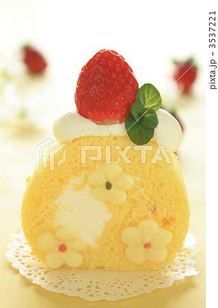 苺のロールケーキ
