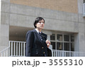 校舎の前の女子高生