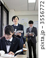 立って教科書を読む女子高生