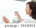 窓を拭く主婦
