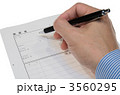 履歴書にペンで記入しようとする男性の手
