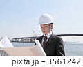 設計図を見つめる現場監督