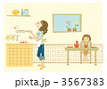 キッチンで料理する女性と子供