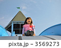滑り台で遊ぶ女の子